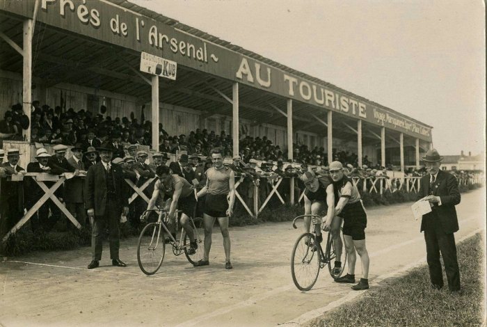 Projection « La course au village »
