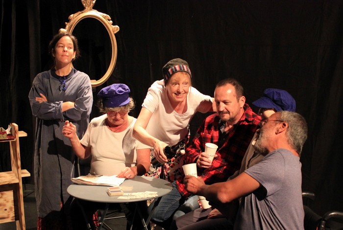 Théâtre &#8211; Des traces d&rsquo;absence sur un chemin