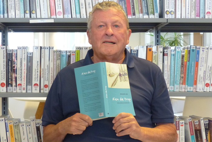Bernard Jan dédicace son livre à la médiathèque