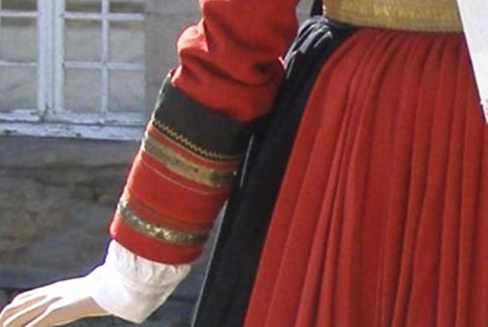 L&rsquo;énigmatique robe rouge de Pontivy
